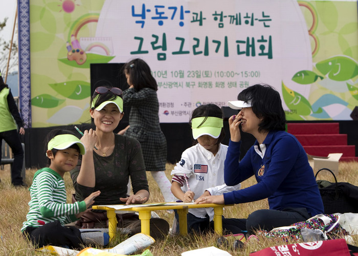 ▲ 소풍을 나온듯 사생대회에 참가한 자녀들과 즐거운 한때를 보내고 있는 학부모들.