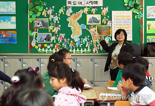 ▲ 25일 오전 서울 흑석동 흑석초등학교에서 열린 '독도의 날' 기념 공개특별수업에서 학생들이 선생님의 설명을 듣고 있다. ⓒ연합뉴스