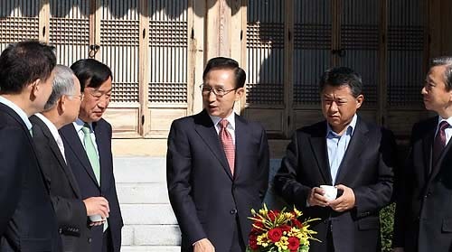 ▲ 이명박 대통령이 25일 낮 청와대 상춘재에서 노사정 대표들을 초청해 오찬 간담회를 갖기에 앞서 환담하고 있다.   왼쪽부터 백용호 정책실장, 손경식 대한상의회장, 이희범 한국경총회장, 이 대통령, 장석춘 한국노총위원장, 최종태 노사정위원장. ⓒ연합뉴스