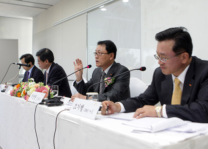 ▲ 25일 오전 11시 서울대 SK텔레콤 연구동에서 열린 기자간담회에서 SK텔레콤 임원진이 물음에 답하고 있다. 왼쪽부터 홍성철 서비스부문장, 하성민 MNO CIC 사장, 정만원 CEO, 조기행 GMS CIC 사장.ⓒSKT