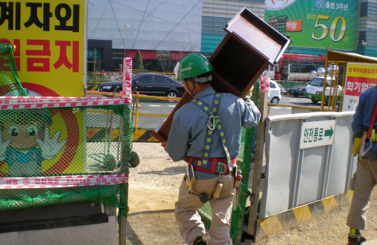 ▲ 김모(41)씨는 노숙생활을 하면서도 수년간 한푼 두푼 월급을 모아 '저축왕'에 선정됐다. 보일러취급자격증, 방화관리사, 주택관리사 자격증 등을 따낸 김씨의 꿈은 아파트 관리소장이다. ⓒ서울시청