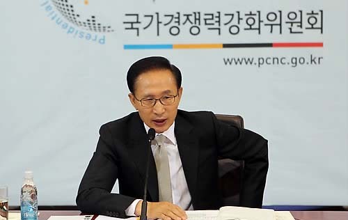 ▲ 이명박 대통령이 26일 오전 청와대에서 국가경쟁력강화위원회 회의를 주재하고 있다. ⓒ연합뉴스