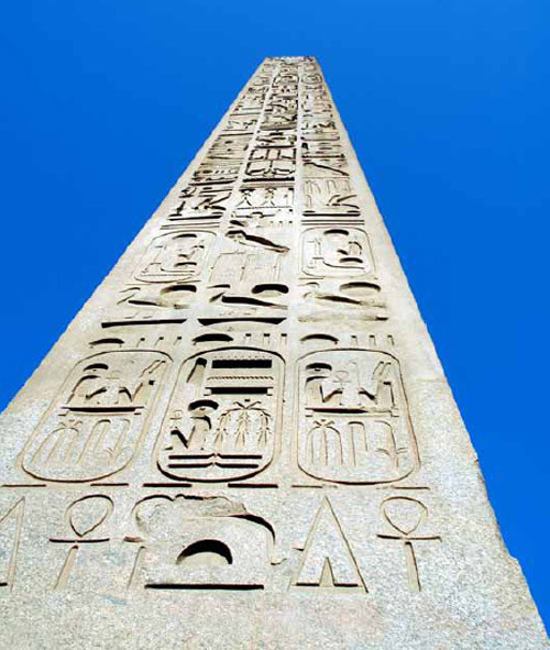 ▲ 하트셉수트 여왕의 오벨리스크(아멘 대신전의 넷째와 다섯째 탑문 사이)