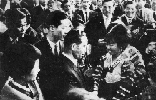 ▲ 1964년 12월 10월 서독 함보른 광산을 찾은 박정희 대통령을 파독 간호사와 광부들이 반갑게 맞고 있다.ⓒ자료사진