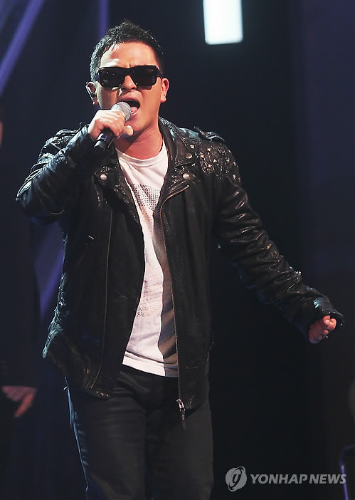 ▲ 22일 밤 경희대학교 평화의전당에서 열린 케이블채널 Mnet의 '슈퍼스타K 2' 결승 생방송에서 허각이 열창하고 있다ⓒ연합뉴스