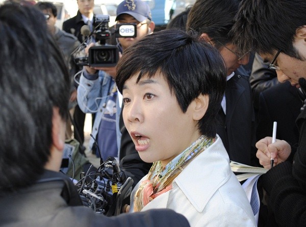 ▲ 방송인 김미화가 26일 오전 서울 영등포경찰서에 출두, 경찰 조사를 받기 전 심경을 밝히고 있다.  ⓒ 뉴데일리