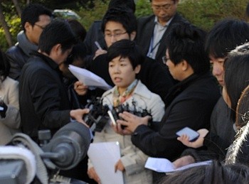 ▲ 방송인 김미화가 26일 오전 서울 영등포경찰서에 출두, 기자들의 질문에 답변을 하고 있다.  ⓒ 뉴데일리