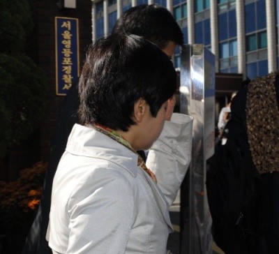 ▲ 조사를 받기 위해 경찰 관계자와 영등포경찰서 안으로 들어가는 김미화.  ⓒ 뉴데일리