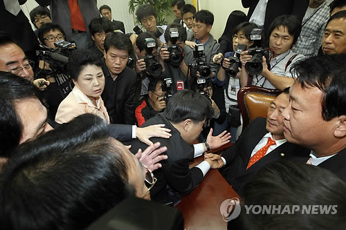 ▲ 22일 오후 국회 행안위에서 안경률 위원장이 집시법 기습상정을 시도하자 장세환, 백원우 의원 등 민주당 의원들이 항의하고 있다.