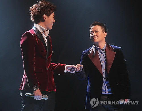 ▲ 22일 서울 경희대 평화의 전당에서 열린 엠넷 슈퍼스타K2 결선무대에 오른 (왼쪽부터) 존박, 허각.ⓒ연합뉴스