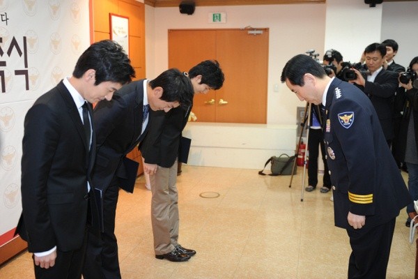 ▲ 위촉장 수여가 끝난 후 가볍게 목례를 하고 있는 조현오 경찰총장과 명예경찰관 3인방.  ⓒ 김상엽 기자