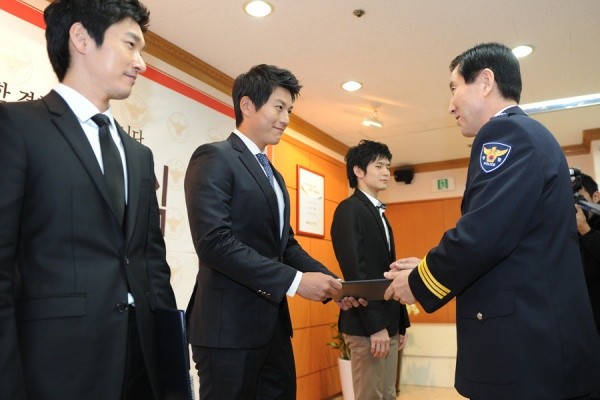 ▲ 위촉장을 받고 있는 배우 류수영(가운데).  ⓒ 김상엽 기자