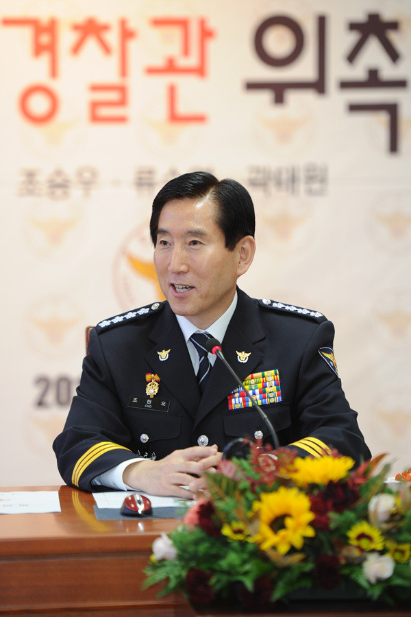 ▲ 명예경찰관 3인에게 당부의 말을 전하고 있는 조현오 경찰청장.  ⓒ 김상엽 기자