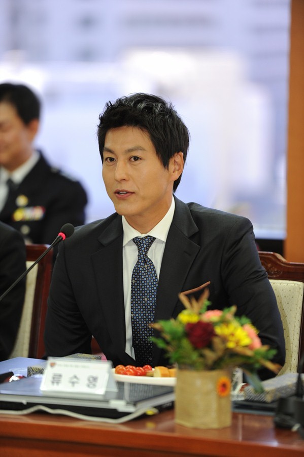 ▲ 경찰청 무궁화회의실에서 조현오 경찰청장의 인사말을 듣고 있는 배우 류수영.  ⓒ 김상엽 기자