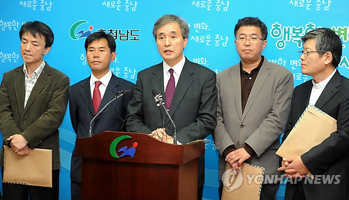 ▲ 충남도 4대강(금강) 사업 재검토 특별위원회 공동위원장인 허재영(가운데) 대전대 교수가 25일 도청 브리핑룸에서 기자회견을 열고 금강 사업의 핵심인 보(洑) 건설과 대규모 준설에 대해 반대한다는 입장을 밝히고 있다.