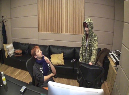 ▲ 빅뱅 신곡 녹음 현장에서 열창중인 박봄ⓒM.NET