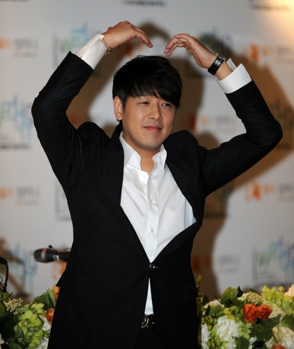 ▲ 예비신부를 향해 하트 모양을 그려 보이고 있는 류시원.  ⓒ 박지현 기자