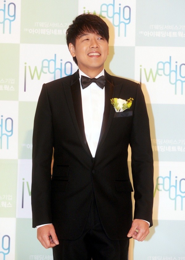 ▲ 포즈를 취하고 있는 '새신랑' 류시원.  ⓒ 뉴데일리