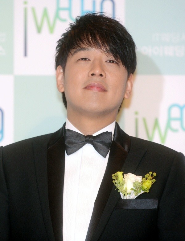 ▲ 들뜬 표정으로 예식장에 나타난 류시원.  ⓒ 뉴데일리