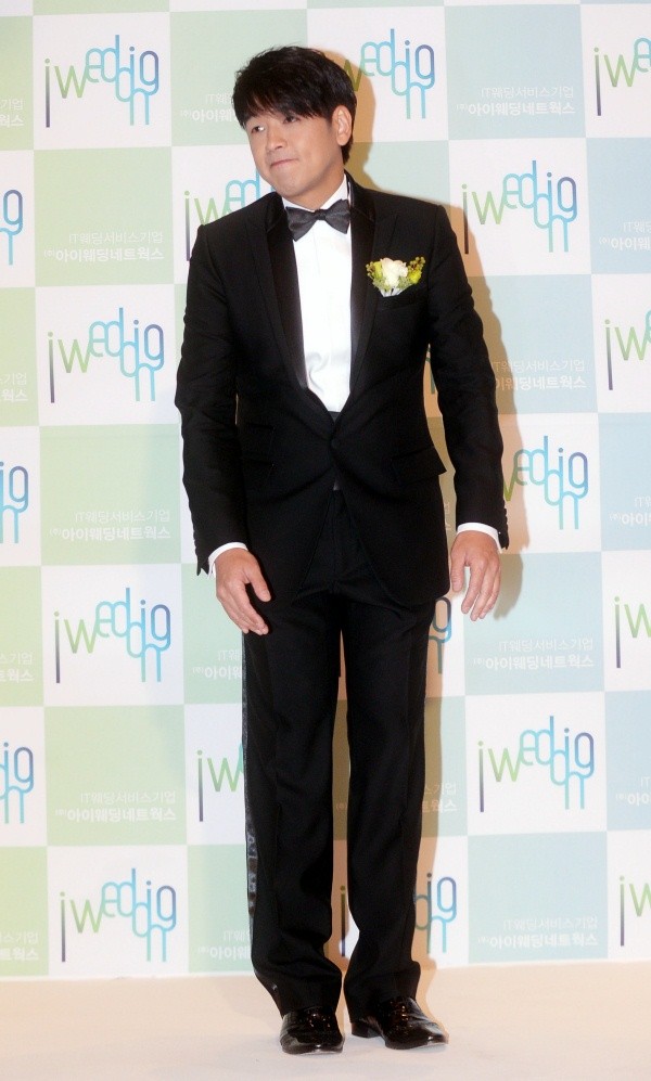 ▲ 류시원이 다소 멋쩍은 표정으로 포토존에 들어서고 있다.  ⓒ 뉴데일리