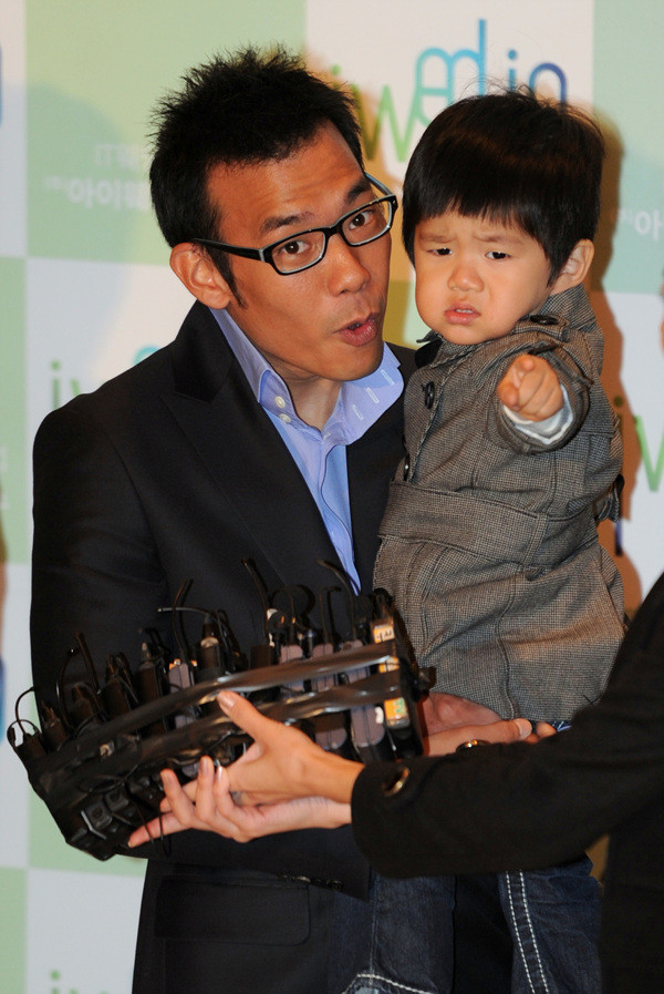 ▲ 가수 김진표와 아들.  ⓒ 김상엽 기자