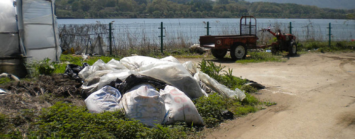 ▲ 하천부지 비닐하우스 근처에 어지럽게 쌓인 비료포대와 쓰레기.