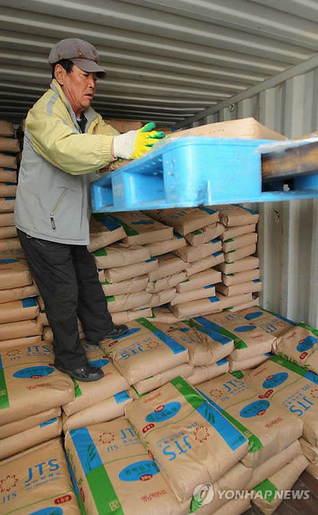▲ 인천시와 한국제이티에스가 북한 9개 시.도 고아원, 양로원, 장애인특수학교 등 북한취약계층 1만2천명에게 지원하는 식량과 생필품 중 밀가루가 28일 오전 인천항에서 컨테이너에 적재되고 있다. 이번에 북한에 지원하는 약 1억4천만원 상당의 물품은 오는 29일 오후 인천항에서 선적식을 갖고 인천항에서 북한 남포항까지 해상으로 운송될 예정이다