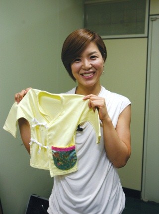 ▲ '다산의 여왕' 김지선이 함께하는 사랑밭 미혼모자 후원캠페인 '미혼모아기에게 배냇저고리 보내기'에 동참, 사회적 편견과 냉대로 고통받는 미혼모아기의 수호천사로 나섰다.  ⓒ 뉴데일리