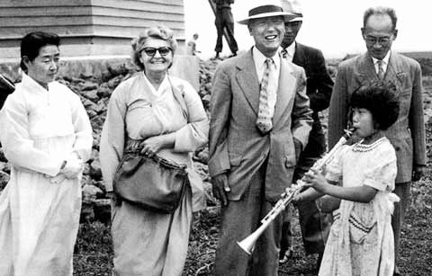 ▲ ▲ 이승만 대통령 내외 앞에서 클라리넷 연주를 선보이는 소녀 /제주도 제공