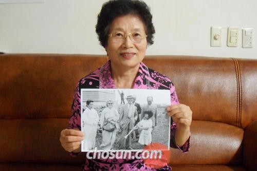 ▲ ▲ 28일 오후 1시 서울 성북구 자택에서 유인자씨가 이승만 대통령과 함께 찍은 사진을 들어 보이고 ⓒ조선일보