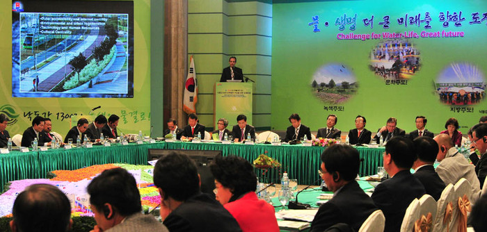 ▲ 스페인 빌바오시 관계자 두케씨가 스페인의 수변공간 사례에 관하여 주제발표를 하고 있다.