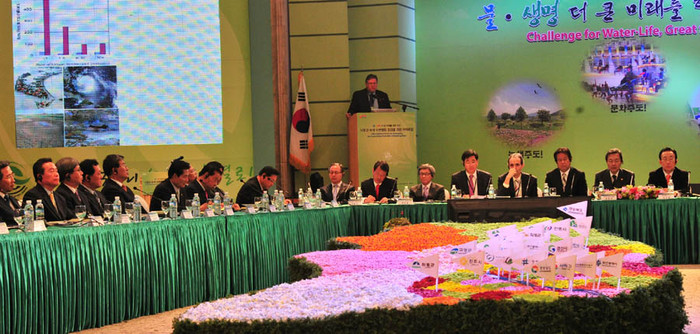 ▲ 세계물협회 사무총장 폴 라이터씨가 전세계 물부족 현황에 대해 주제발표를 하고 있다.