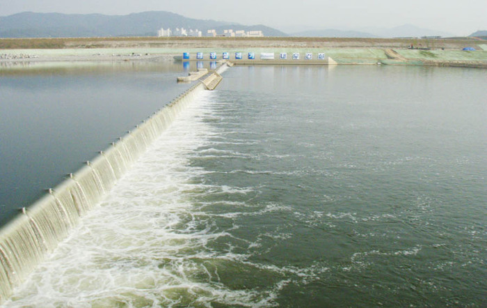 ▲ 금남보 수문을 올린뒤 1시간뒤 물이 2.8m로 차 오른뒤 넘치고 있다.