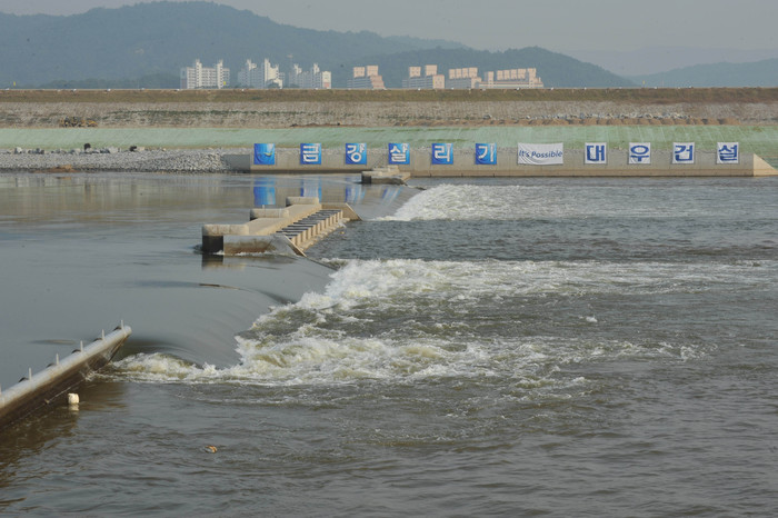 ▲ 금남보 수문 가동 모습. 가동수문 구간 네개씩 수문이 연결돼 각각 따로 가동된다.