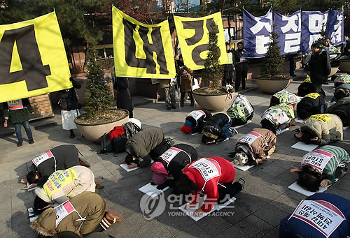 ▲ 17일 경기도 남양주시 조안면 팔당유기농단지에서 열린 민주당의 4대강 국감현장 점검회의에서 손학규 대표가 4대강 공사는 운하사업이라고 주장하고 있다