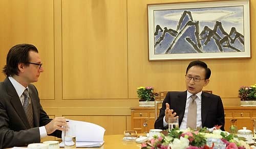 ▲ 이명박 대통령이 28일 청와대에서 영국 파이낸셜 타임스 레이비드 필림 아시아 편집인의 질문에 답하고 있다. ⓒ뉴데일리