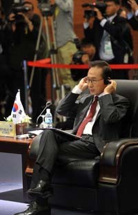 ▲ 이명박 대통령이 29일 베트남 하노이 국립컨벤션센터에서 열린 제13차 한-아세안 정상회의에 참석해 아세안 의장인 응웬 떤 중 베트남 총리의 인사말을 듣고 있다. ⓒ연합뉴스