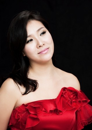 ▲ 팝페라 소프라노인 로즈장이 F1 2010 코리아 그랑프리 결승전행사에서 애국가를 기악음악 없이 불러 화제가 되고 있다. ⓒ뉴데일리