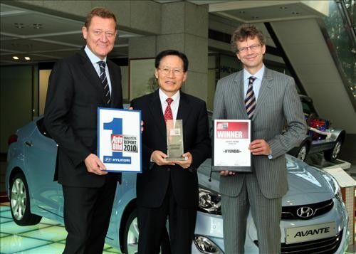 ▲ 현대기아차 사옥에서 열린 '2010 품질만족도 조사' 시상식에서 신종운 현대기아차 부회장(가운데)과 한스 하머 아우토빌트지 사장(왼쪽) 등이 포즈를 취하고 있다.