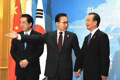 ▲ 이명박 대통령이 29일 오후 베트남 하노이 대우호텔에서 간 나오토(왼쪽) 일본 총리, 원자바오 중국 총리와 3국 정상회의를 하기에 앞서 기념촬영을 하고 있다. ⓒ연합뉴스