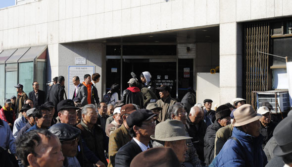 ▲ 29일 오후 대학생들이 어버이연합 강연장을 찾아 촬영을 하고 있다. ⓒ 뉴데일리