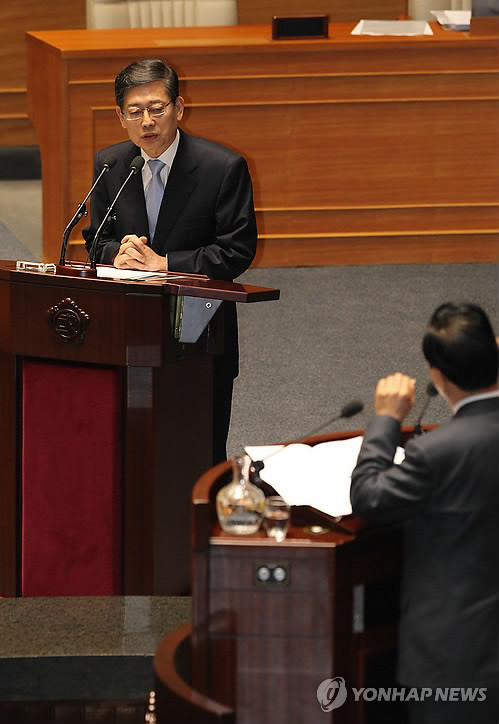 ▲ 김황식 국무총리가 1일 오전 국회에서 열린 국회 본회의에서 4대강 사업 등 현안관련 의원들의 질의에 답변하고 있다