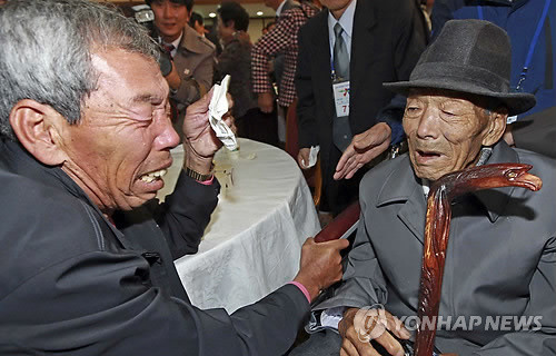 ▲ 북한의 국군포로 아버지와 한국 아들의 만남.
