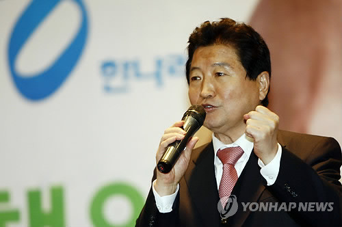 ▲ 1일 한나라당 안상수 대표최고위원이 강원 홍천군 대명 비발디파크 중앙연수원에서 당원들을 상대로 특강하고 있다