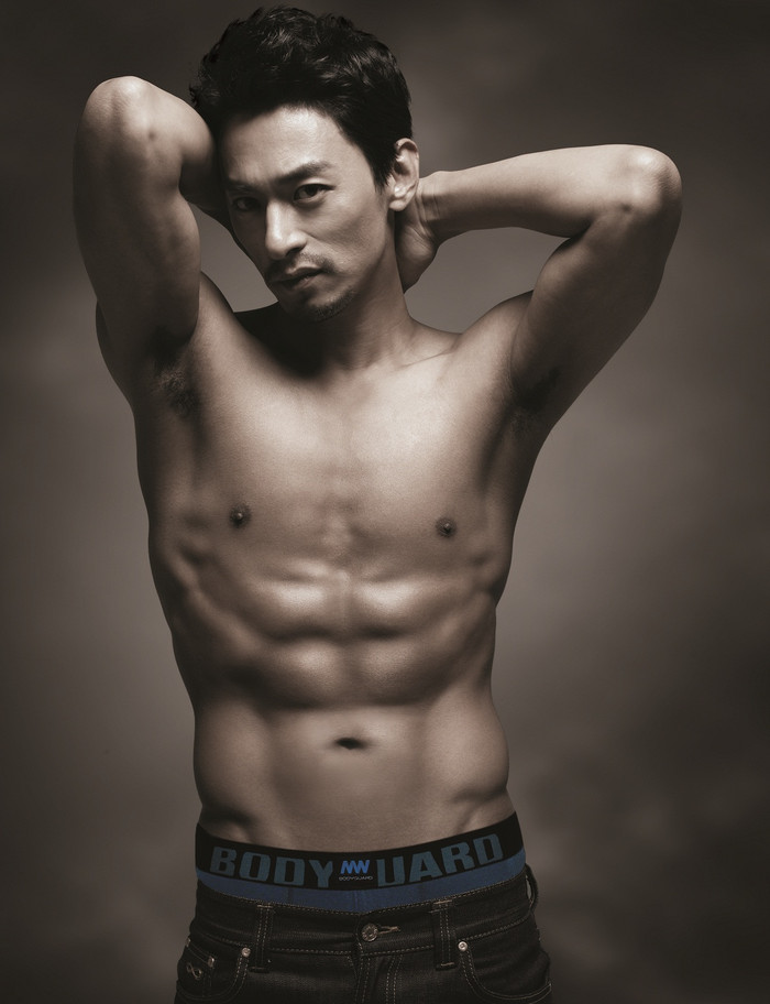 ▲ 주진모가 식스팩 복근을 공해했다.  ⓒ보디가드 제공