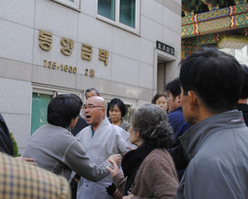 ▲ 조계사 측과 시민단체 회원들이 실랑이를 벌이고 있다. ⓒ 뉴데일리