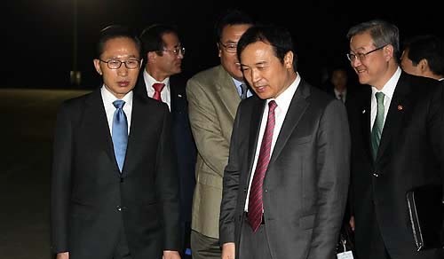 ▲ 사흘간의 베트남 방문 일정을 마친 이명박 대통령이 30일 밤 전용기편으로 성남 서울공항에 도착, 임태희 대통령실장의 보고를 받고 있다. ⓒ연합뉴스