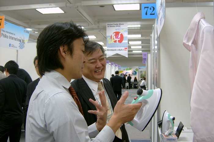 ▲ 지난달 오사카 한국상품전시회에 참가한 기업이 자사 제품 스팀 다리미를 소개하고 있다.ⓒ강남구청