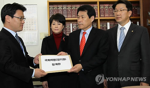 ▲ 한나라당 이군현 원내수석부대표와 정옥임, 권성동 의원이 2일 오전 국회 의안과에 민주당 강기정 의원 징계안을 제출하고 있다. 강 의원은 어제 대정부질문에서 김윤옥 여사가 로비에 관련돼 있다는 취지의 발언을 했다.