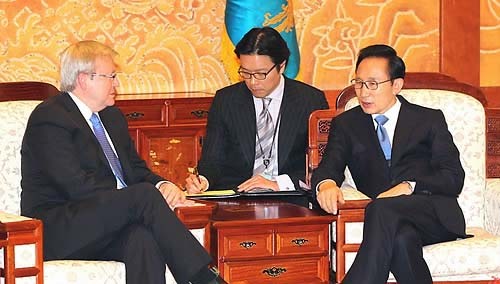 ▲ 이명박 대통령이 2일 오후 청와대에서 케빈 러드 호주 외교통상부장관을 접견하고 있다. ⓒ연합뉴스